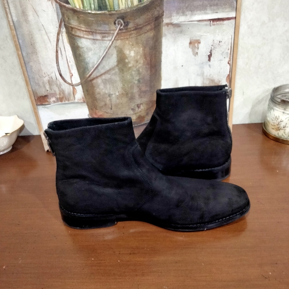 Kenneth Cole New York Suede Roy boot.
